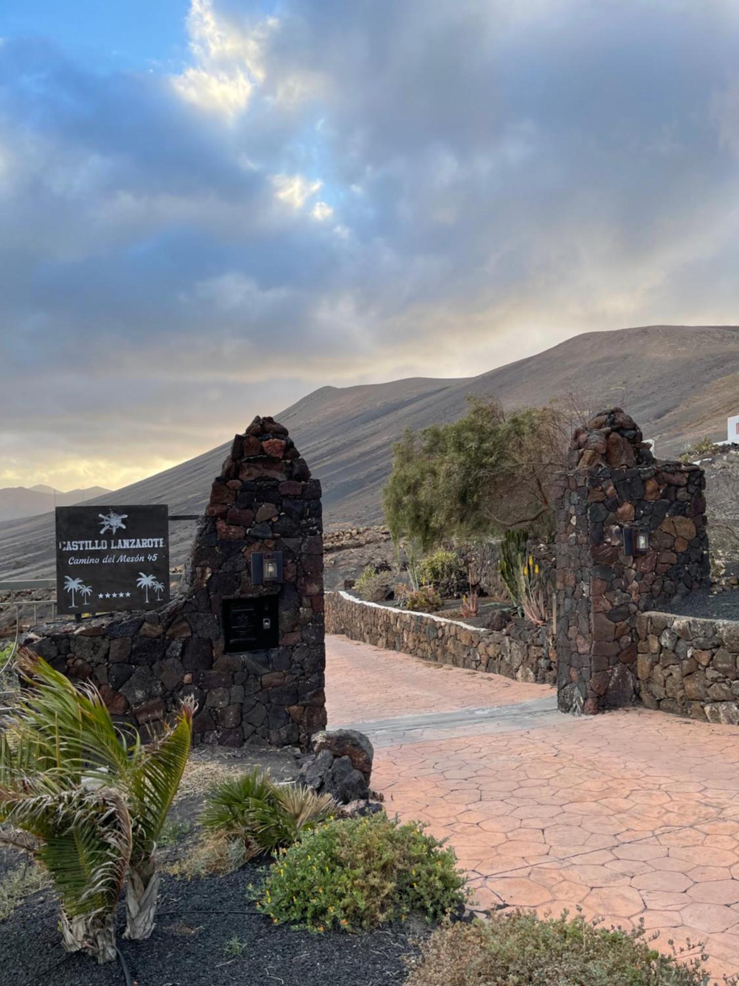 Castillo Lanzarote Villa Sophie - Luxury Villa -Sleep In A Volcanic Cave With Heated Pool Tías Dış mekan fotoğraf