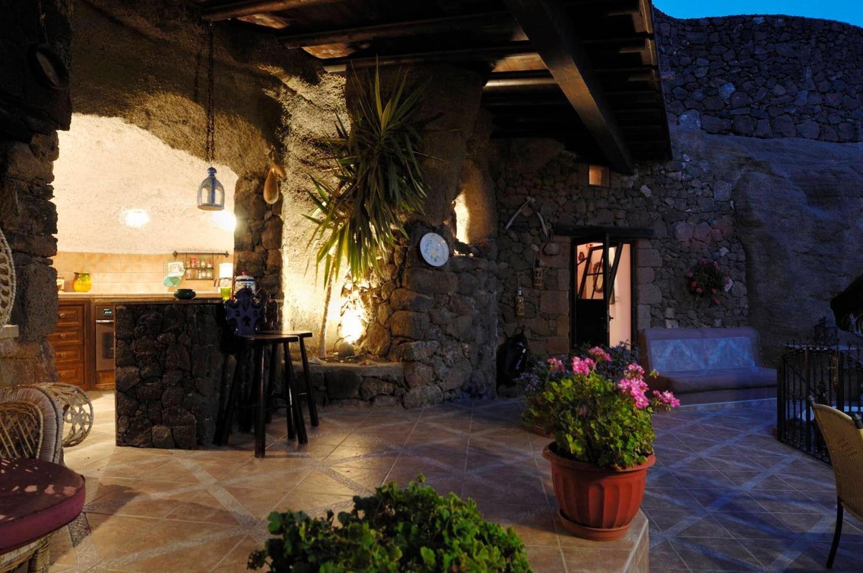 Castillo Lanzarote Villa Sophie - Luxury Villa -Sleep In A Volcanic Cave With Heated Pool Tías Dış mekan fotoğraf