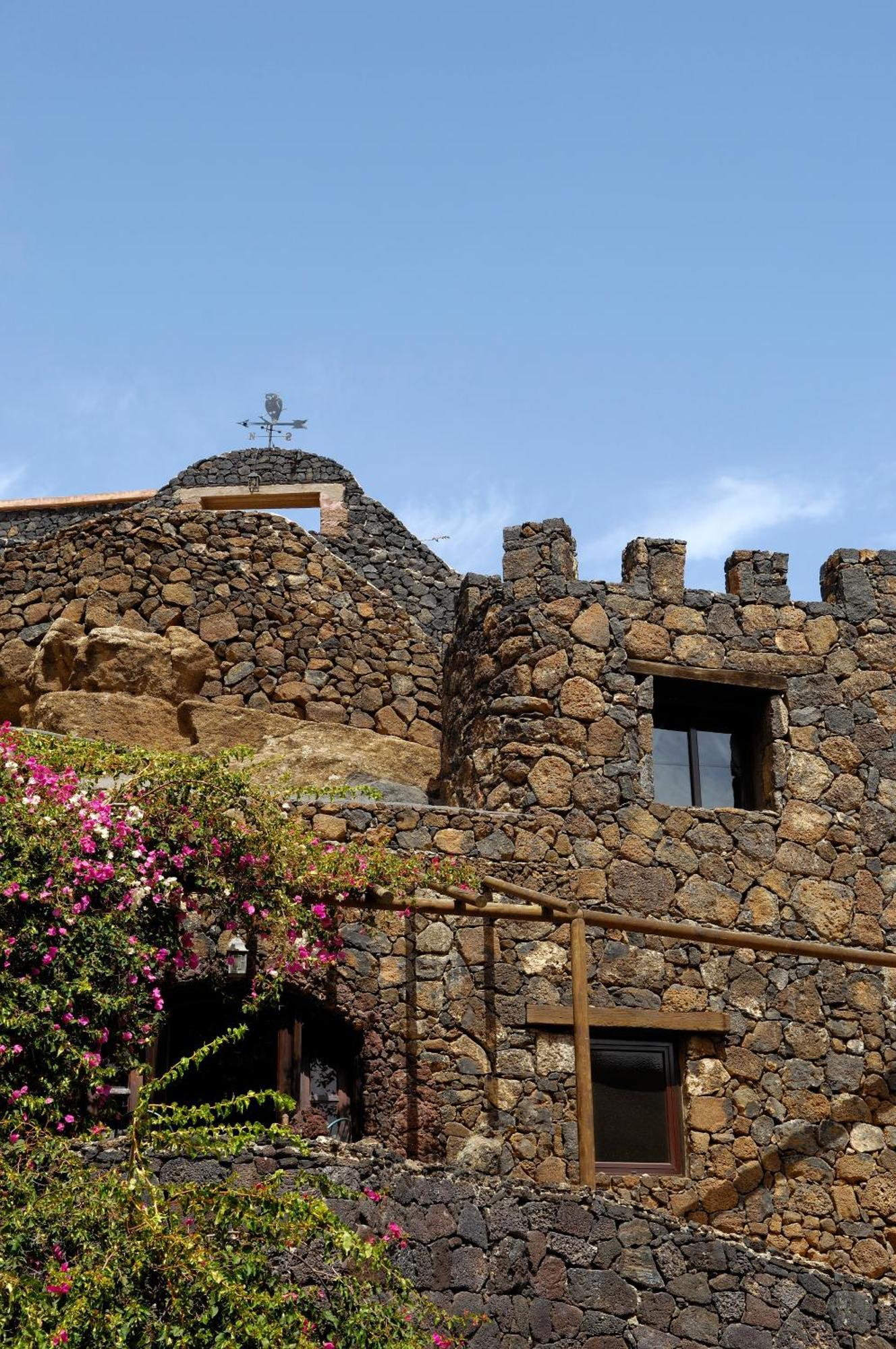 Castillo Lanzarote Villa Sophie - Luxury Villa -Sleep In A Volcanic Cave With Heated Pool Tías Dış mekan fotoğraf