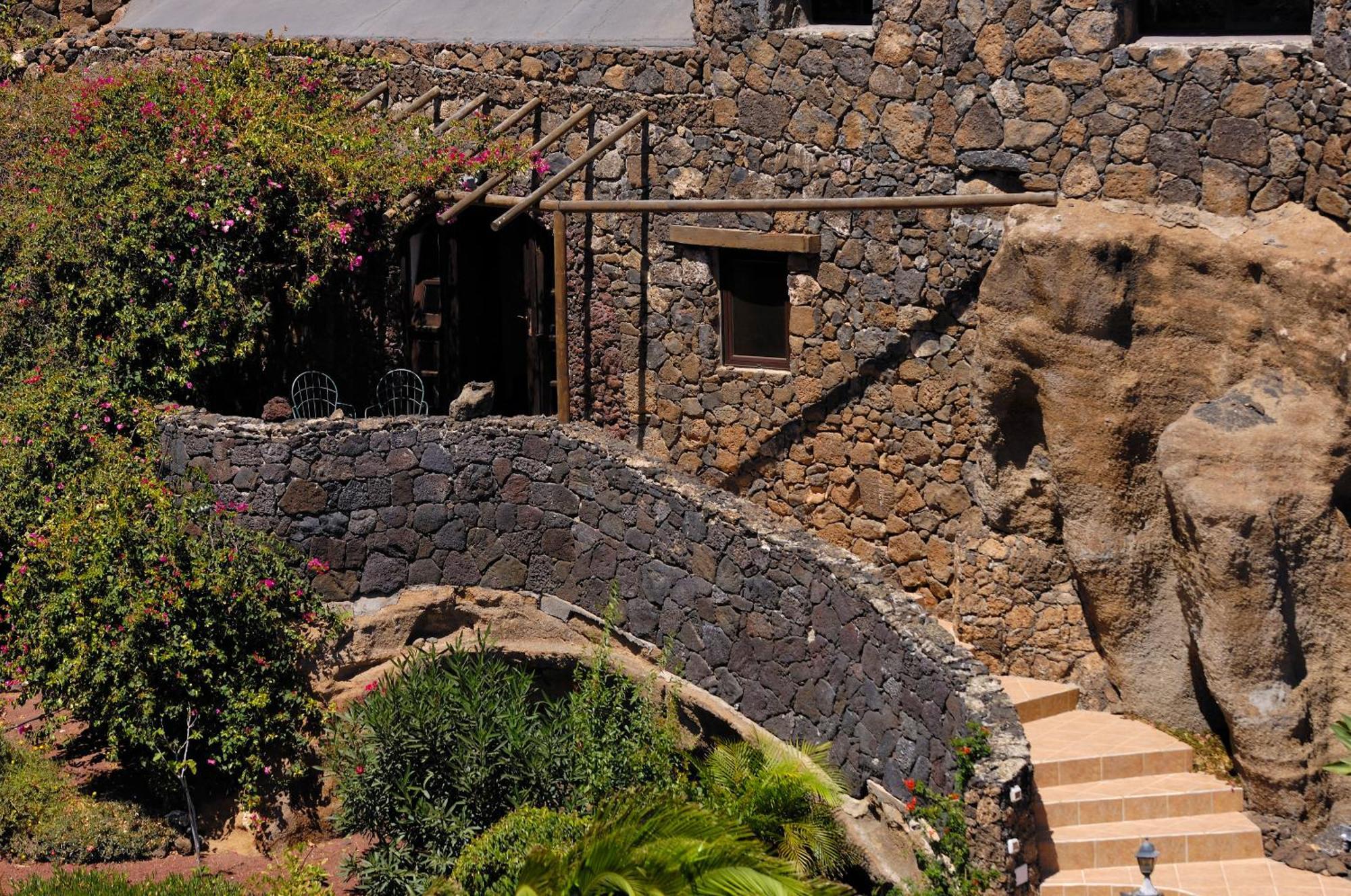 Castillo Lanzarote Villa Sophie - Luxury Villa -Sleep In A Volcanic Cave With Heated Pool Tías Dış mekan fotoğraf